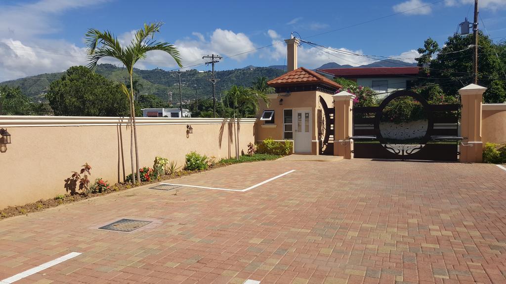 Apt 12, Executive Suites Ja - Palms Enfield エクステリア 写真