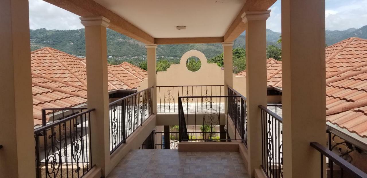 Apt 12, Executive Suites Ja - Palms Enfield エクステリア 写真
